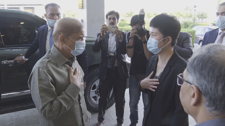 巴基斯坦新任總理到達中國大使館表示悼念