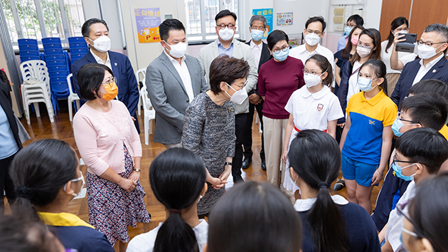 參與派發中央援港物資包 林鄭月娥親臨了解小學復課情況