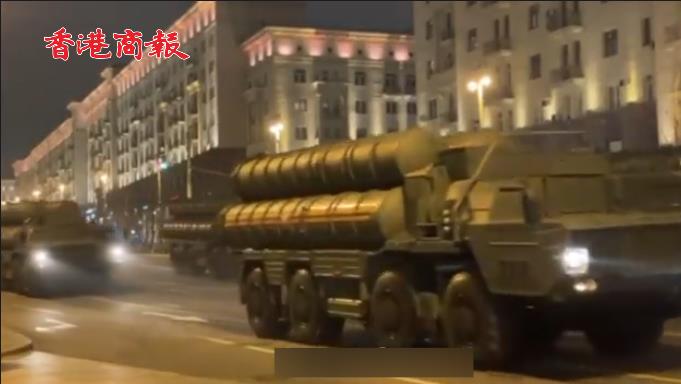 有片 | 俄紅場閱兵舉行帶軍事裝備夜間綵排 坦克、導彈系統等亮相