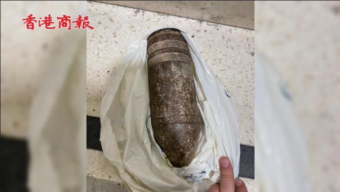 有片 | 美遊客欲把未爆的舊炮彈殼體當紀念品帶上機引恐慌