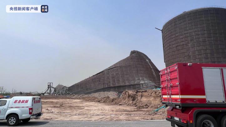 山西晉中一企業粉煤灰倉傾倒致7人被困  已救出5人