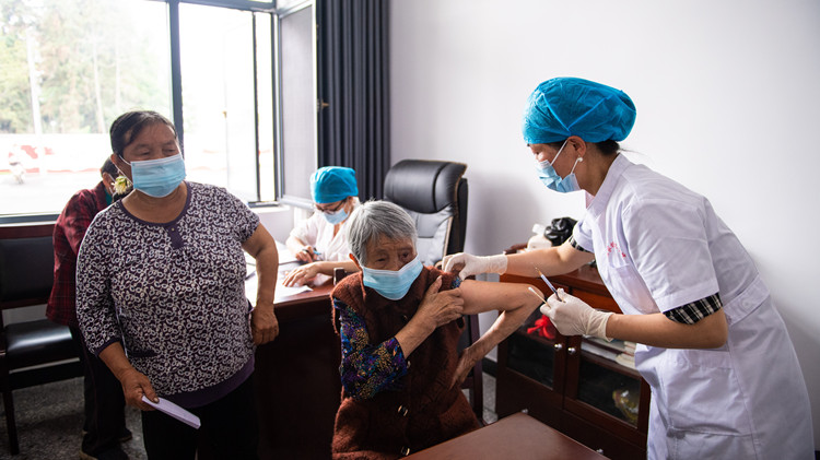 ​內地60歲以上老年人群新冠疫苗接種率不斷提升