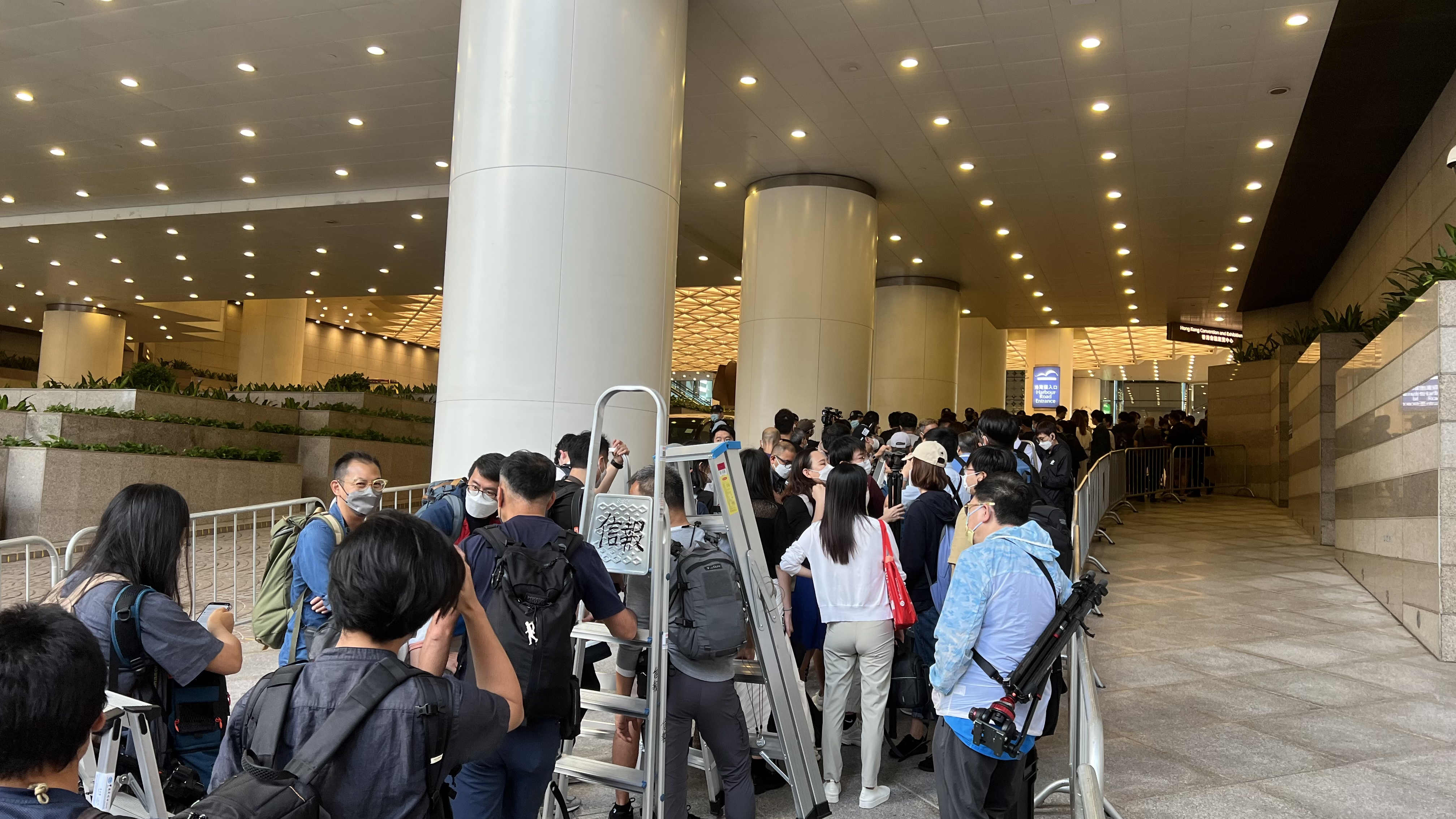 圖集｜特首選舉今日投票 會展中心投票站外大排長龍