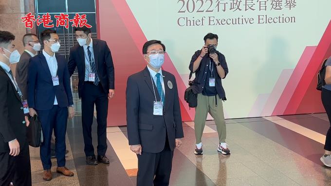 有片 | 李家超抵達會展 貼心送上「母親節」節日祝福