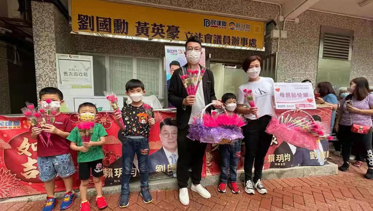 元朗賴玥均攜子派母親節卡片及抗疫物資 願本港疫情早日結束