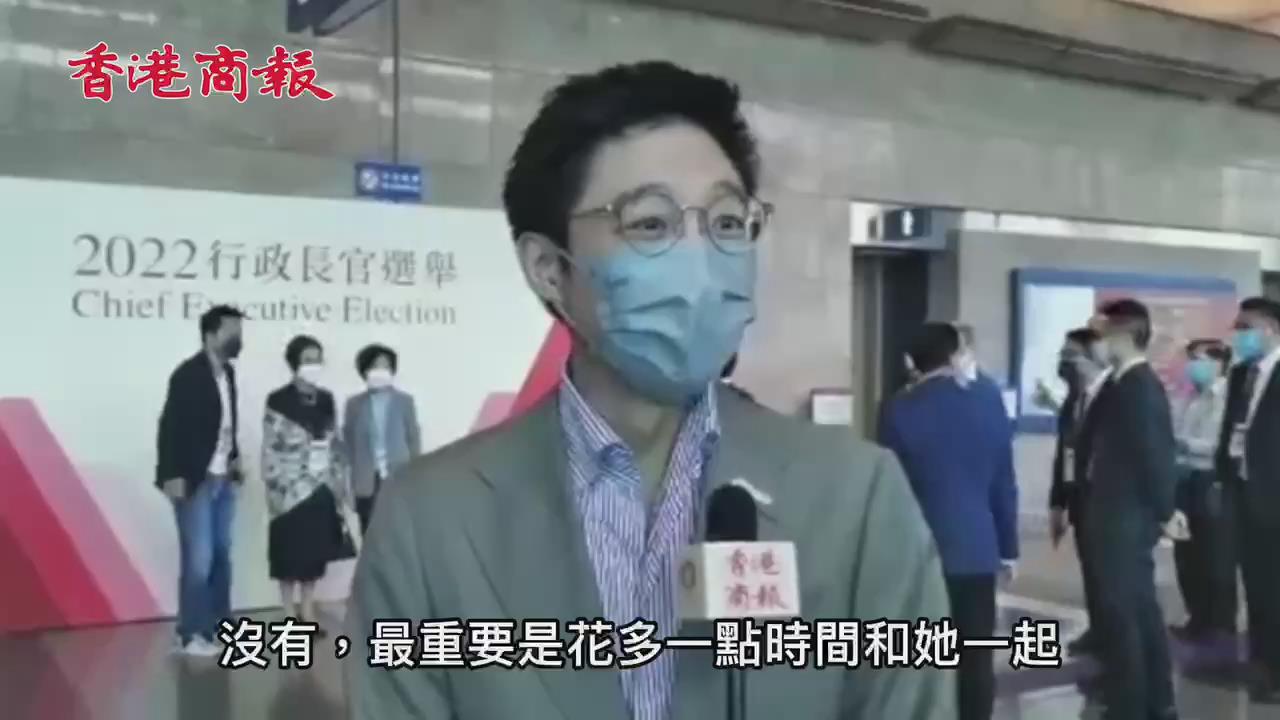 有片丨母親節早起投票 晚上闔家陪媽媽  霍啟山：陪伴是最好的禮物