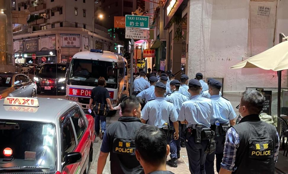 警尖沙咀巡查多間食肆票控1人 4客涉違例遭罰款