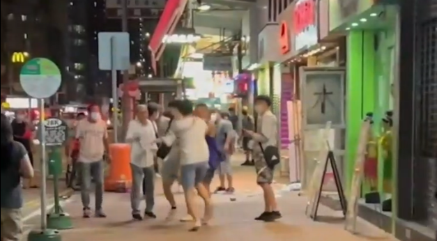 有片丨大埔廣福道數人毆鬥 涉「傷人」罪警方拘一男子