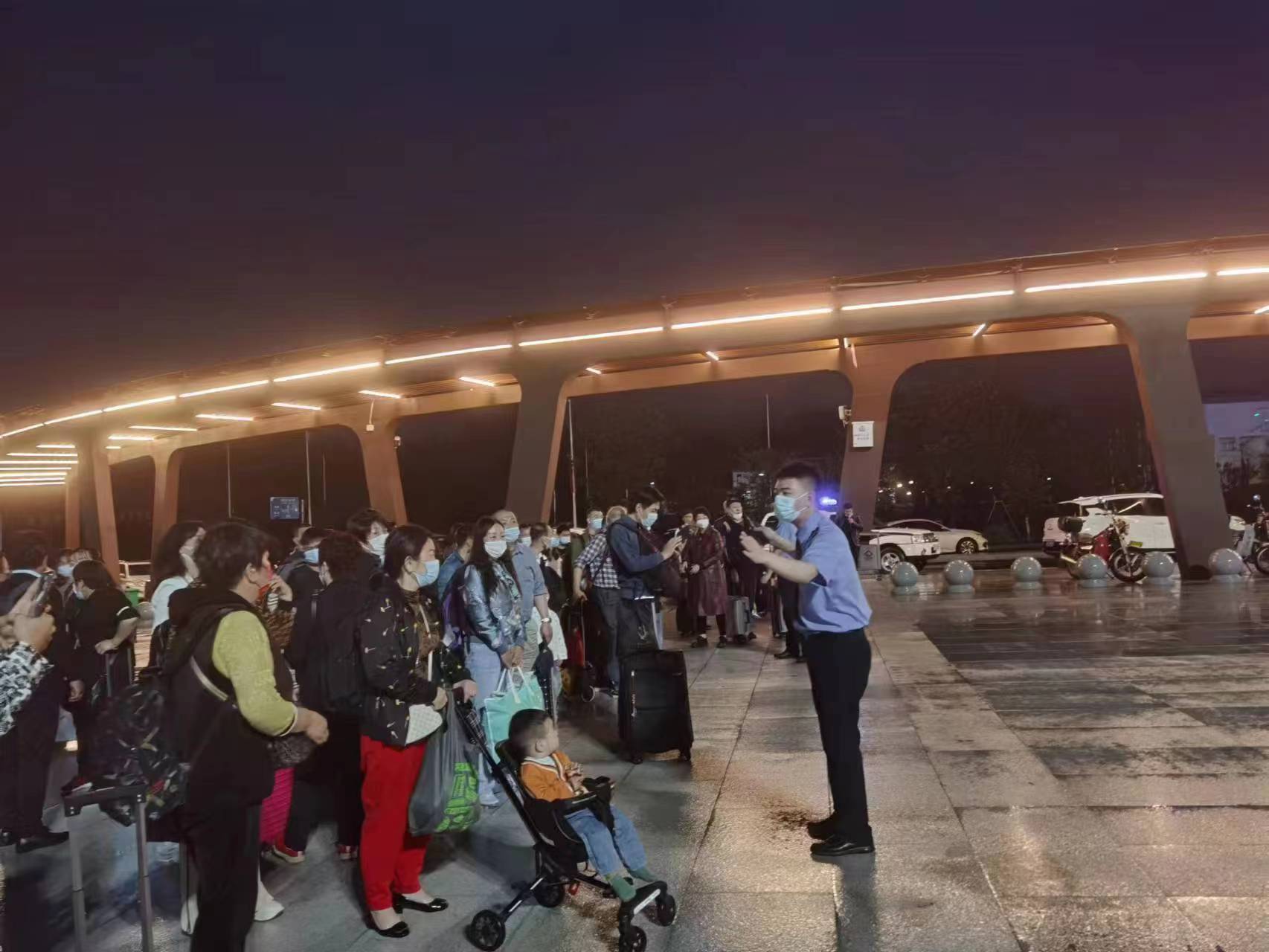 深圳鐵路部門多措並舉 平安轉運因暴雨受阻旅客