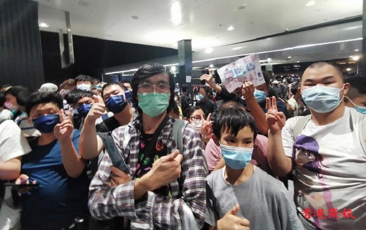 百年鐵路穿越維港 兩千車迷搶搭首班  東鐵過海真的很興奮
