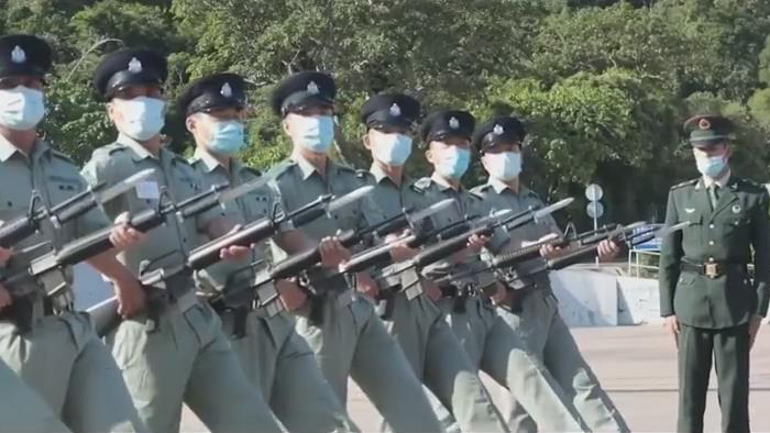 有片 | 港警講述歷史轉變：香港警隊七一全面轉用解放軍隊列
