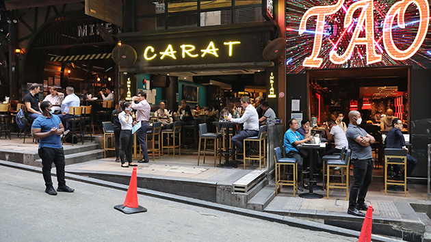 酒吧群組多14人中招 當局月底未必鬆綁疫措