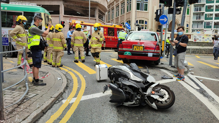 西環的士電單車相撞 鐵騎士捲車底釀3傷
