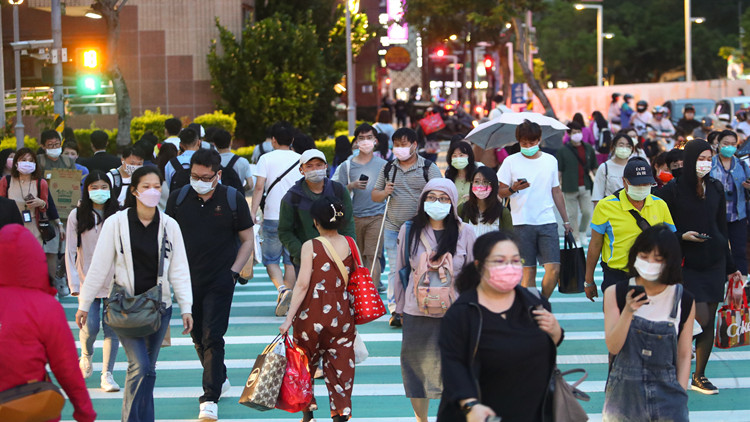 台灣1日新增76967例本土新冠病例 新增死亡144例