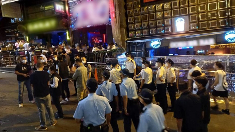 警方聯同食環署向蘭桂坊及蘇豪4處所發傳票 另向58人發罰款通知書