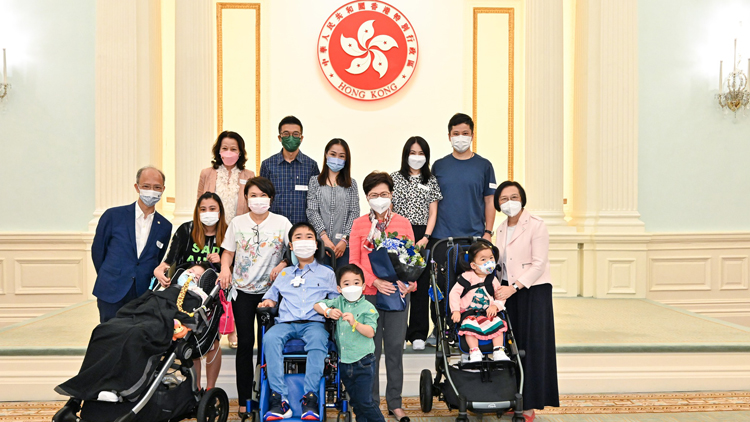 脊髓肌肉萎縮症病人訪禮賓府 就林鄭月娥任內引入藥物致謝