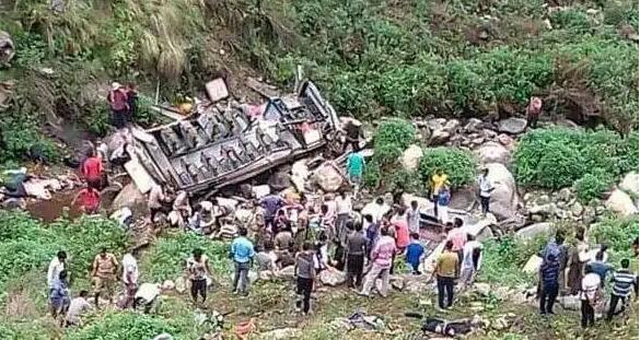 印度北部發生大巴車墜入峽谷事故 至少25人死亡