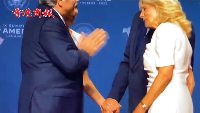 有片 | 尷尬又現 美洲峰會上拜登拉着阿根廷第一夫人的手久久不放