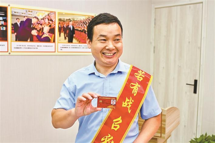 深圳首張退役軍人優待證在龍華發出