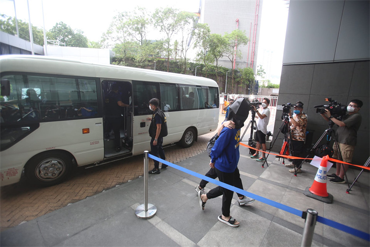 警方臥底行動打擊黑幫  拘捕105人