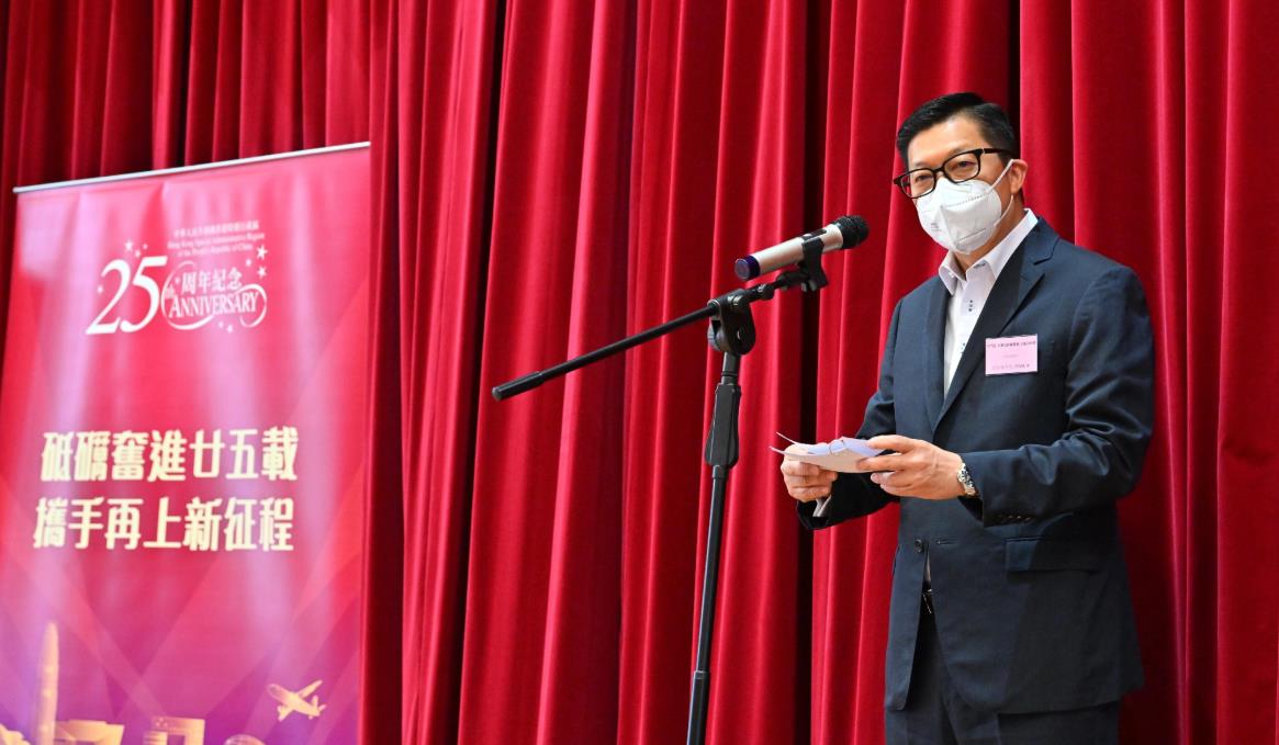 鄧炳強探訪屯門基層家庭 向他們送上慶回歸禮包