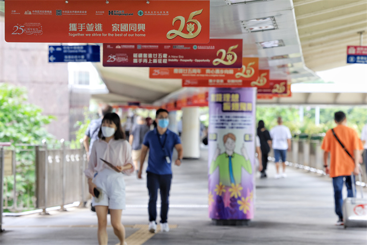 圖集｜香港回歸25周年臨近 街頭喜慶氣氛漸濃