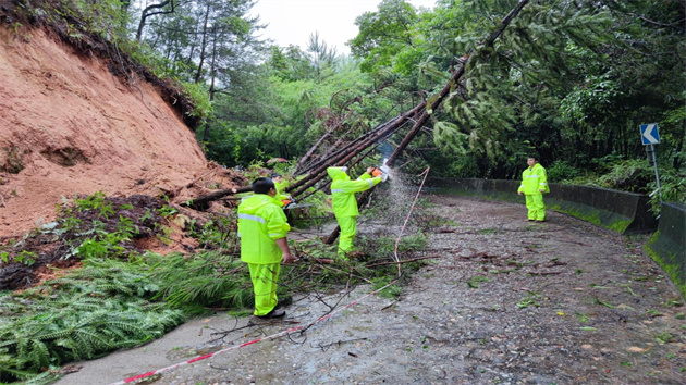 廣東南雄31支應急搶險救援隊伍全力搶通道路