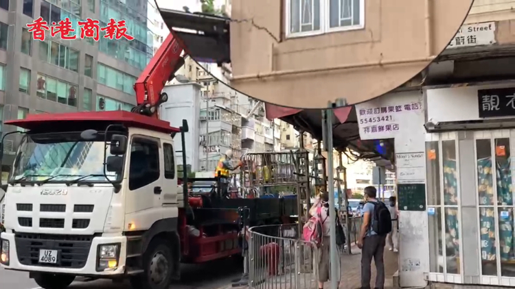 有片｜佐敦文苑樓外牆爆裂鋼筋外露 屋宇署到場加固