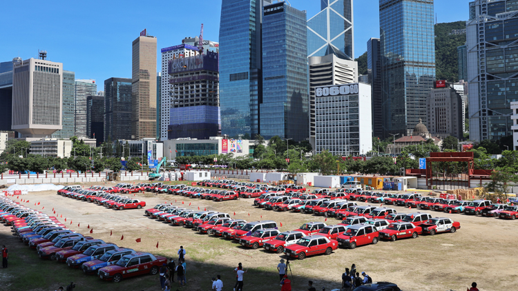 圖集 | 逾百的士港九新界大巡遊 慶祝香港回歸25周年