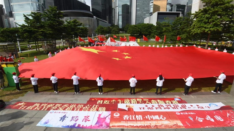 圖集｜護旗手展現巨型國旗區旗慶回歸