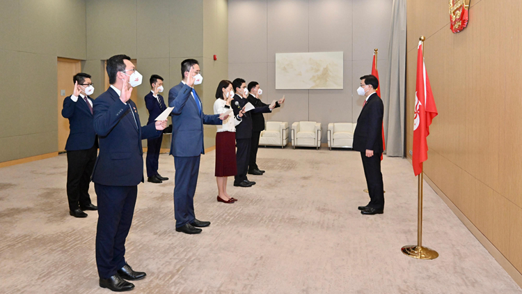 李家超委任特區政府4名副局長及2名政治助理