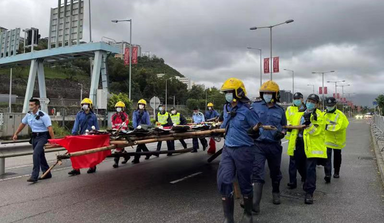 沙田各界慶委會感謝消防及警方人員及時協助拆除當風位置花牌