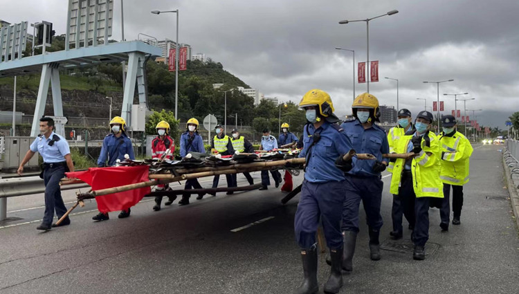 馬料水花牌遭強風吹倒 沙田各界慶委會感謝消防及警方協助拆除