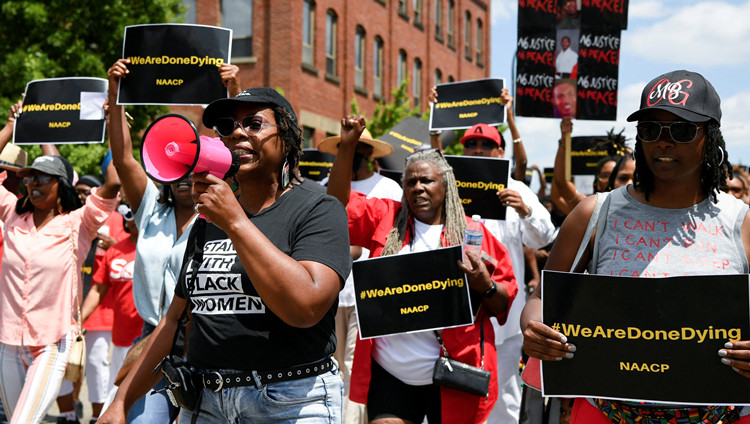 美國阿克倫市民眾抗議警察亂槍射殺非洲裔男子