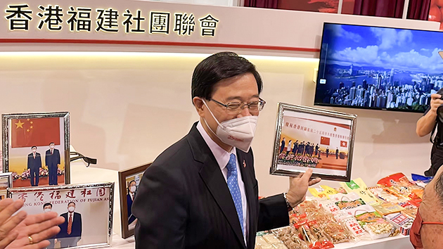 有片｜【記者手記】同鄉文化底蘊深厚 超哥駐足欣賞