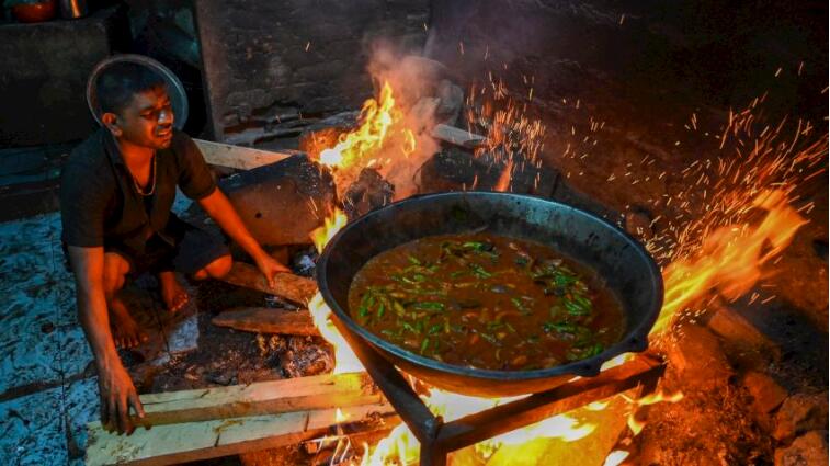 斯里蘭卡宣布破產 民眾改砍柴生火煮食