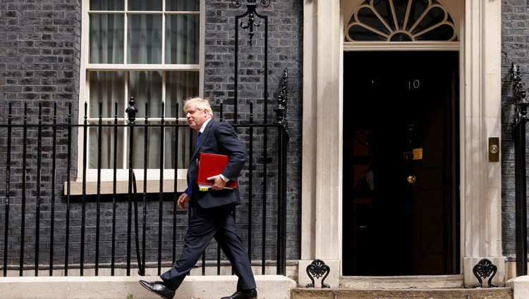 英國住房大臣遭解職 曾敦促首相約翰遜辭職
