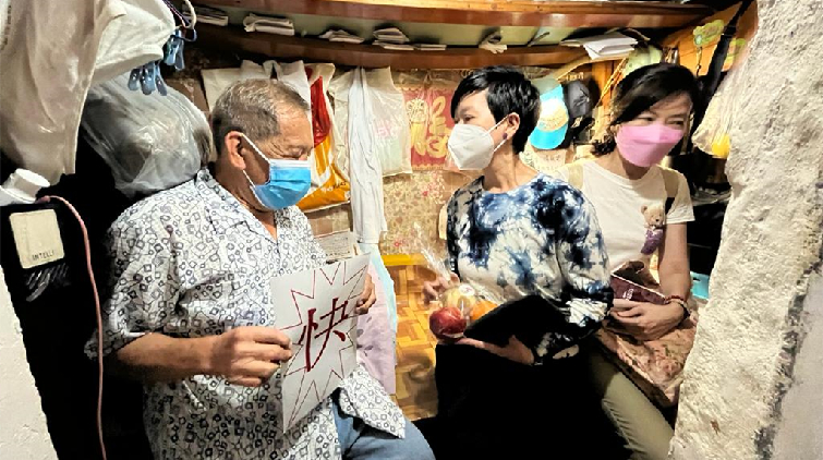 何永賢探訪基層劏房及籠屋居民：努力盡快提供適切居所