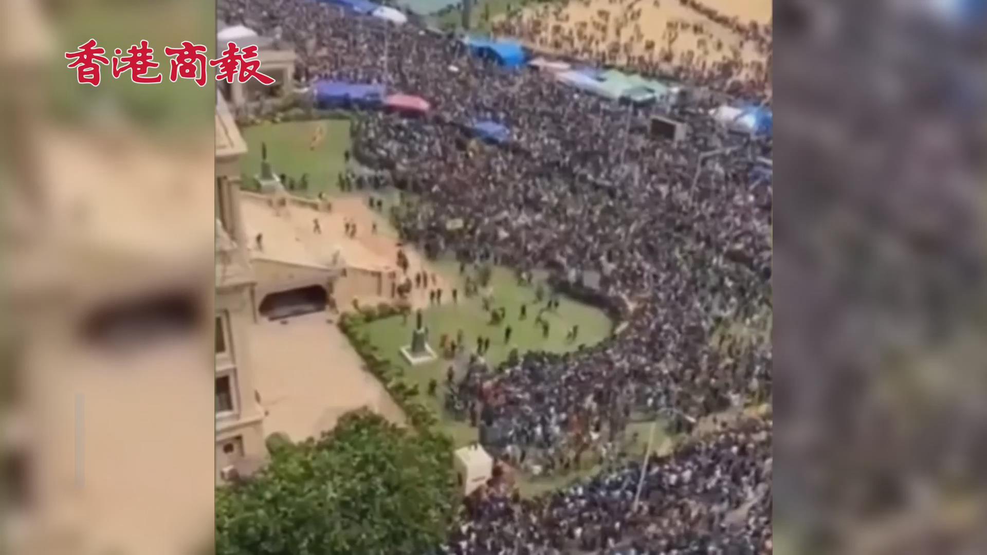 有片丨抗議者衝破警戒線 斯里蘭卡總統官邸成熱門「參觀打卡地」