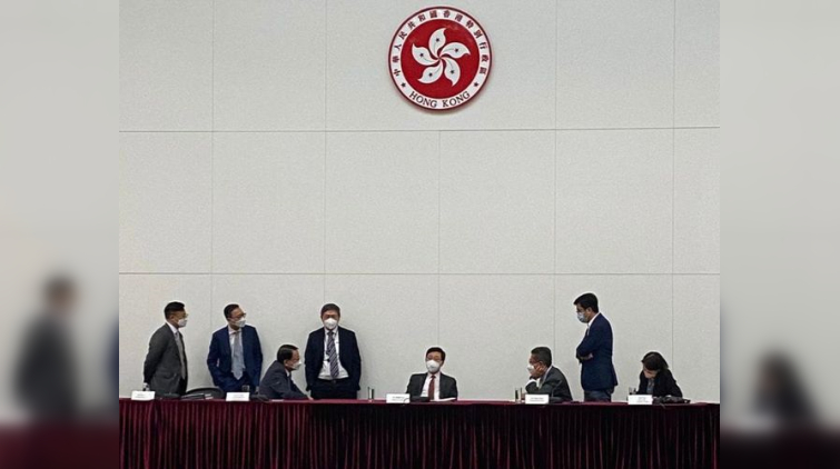 李家超社交平台po與6位正副司長工作照：集眾思廣忠益