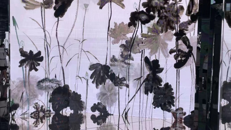 有片丨「饒荷」光影展呈現饒宗頤經典荷花畫作