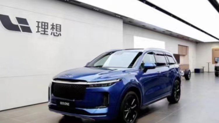 理想新車試駕 傳前輪空氣懸掛斷裂 股價走低