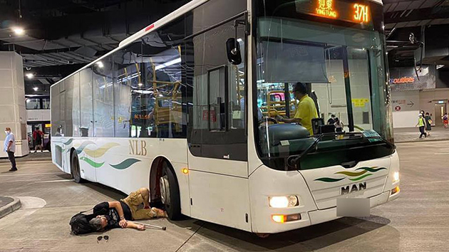 東涌義肢男遭巴士捲入車底 雙腳被輾過