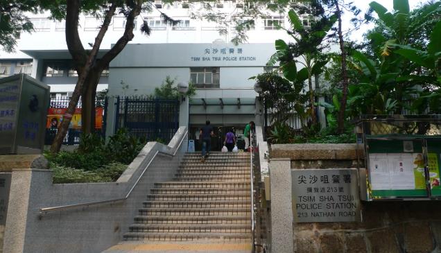 尖沙咀私家車衝撞路障 警拘23歲司機涉藏毒