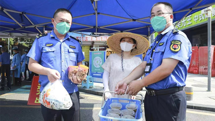 有片 | 深圳坂田街道「最美房東」林萍君為抗疫人員送上清涼慰問