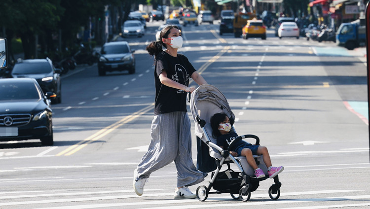 台灣27日新增25692例新冠肺炎確診病例 再增28人死亡