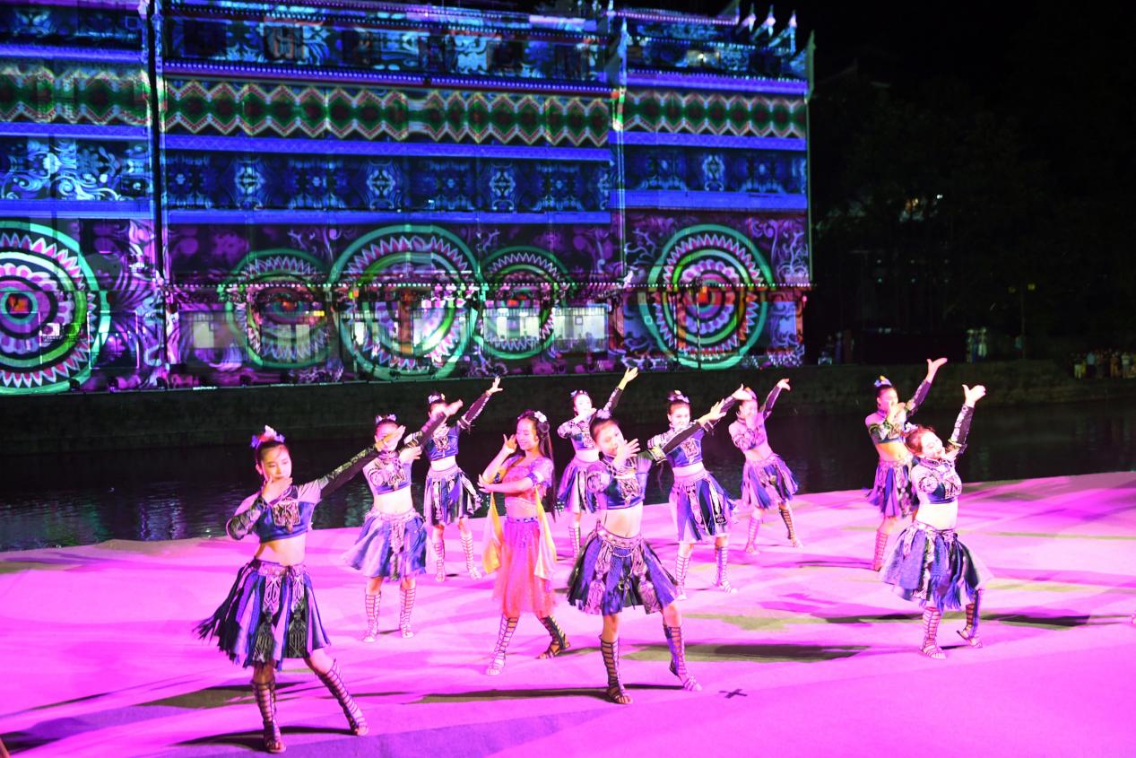 湖南鳳凰：旅遊復蘇 沱江上演浪漫歌舞秀