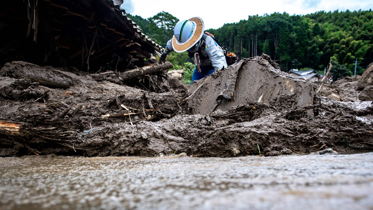 日本暴雨致多地河流泛濫