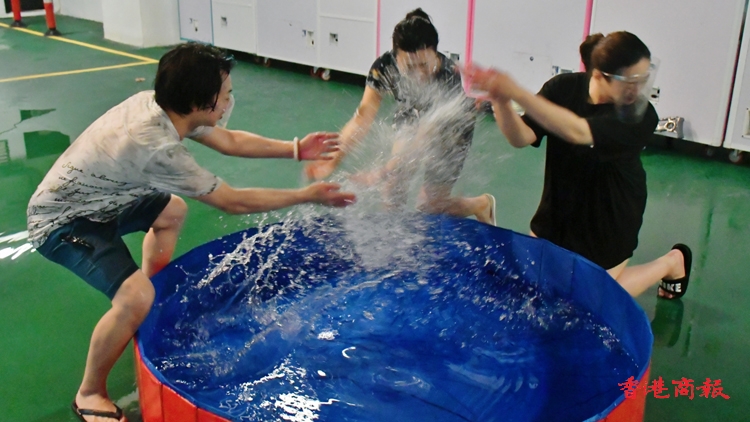 圖集｜香港潑水節2022水戰開打 小泰國市集美食展同日登場