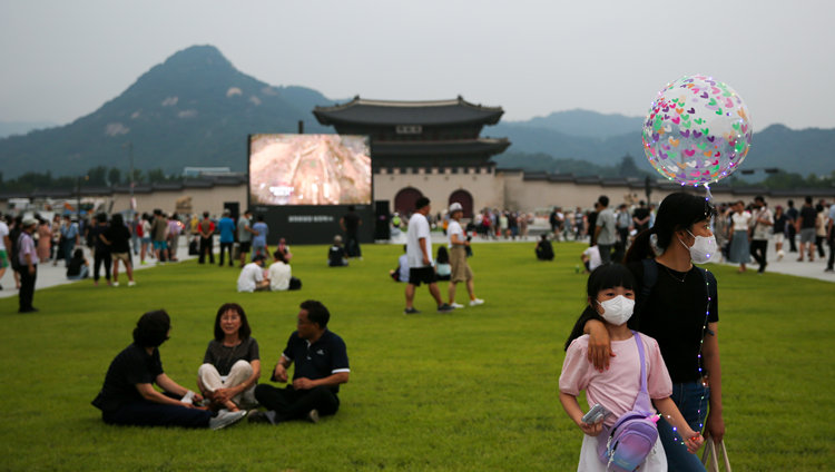 韓國新增新冠確診連續6天破10萬 或重推社交距離措施